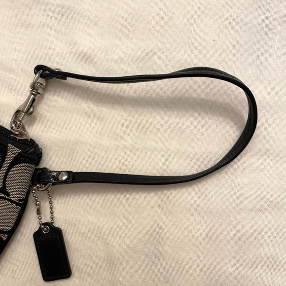 Vintage Coach Signature Black and Cream Wristlet - Picture 6 of 11
